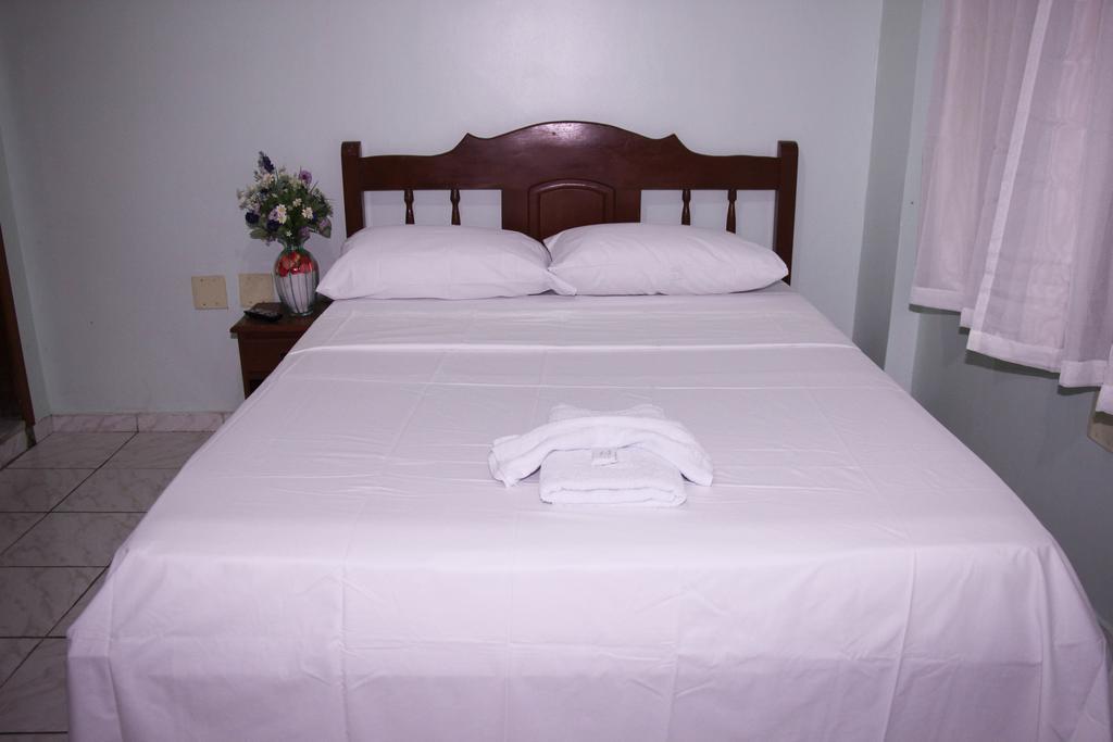 מנאוס Hotel Safari מראה חיצוני תמונה